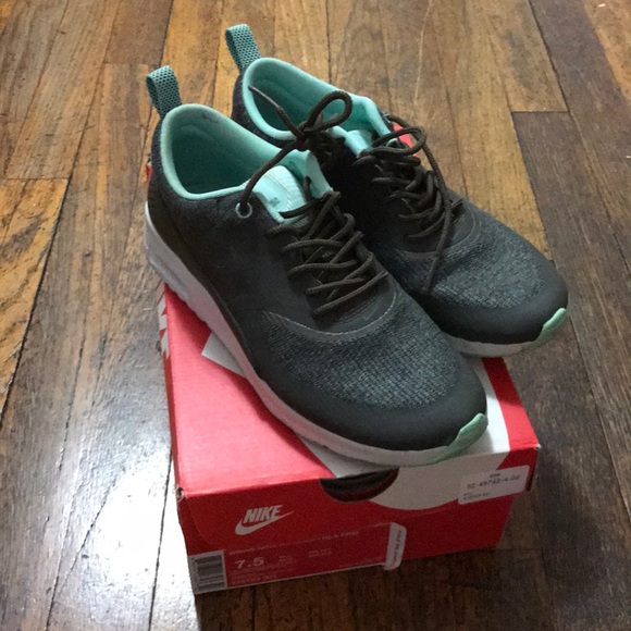nike thea olive mint